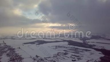 空中视频4k。 村庄和河流上的冬季景观.. 温暖的夕阳。